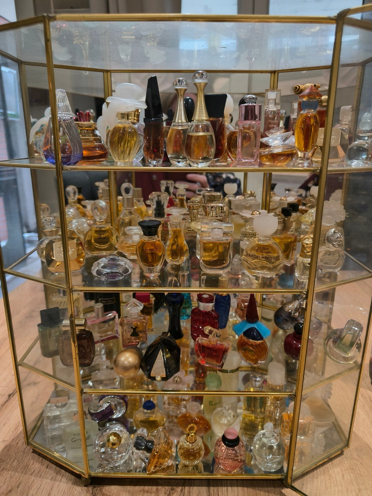 vitrinekastje met 100tal mini parfums, Ophalen