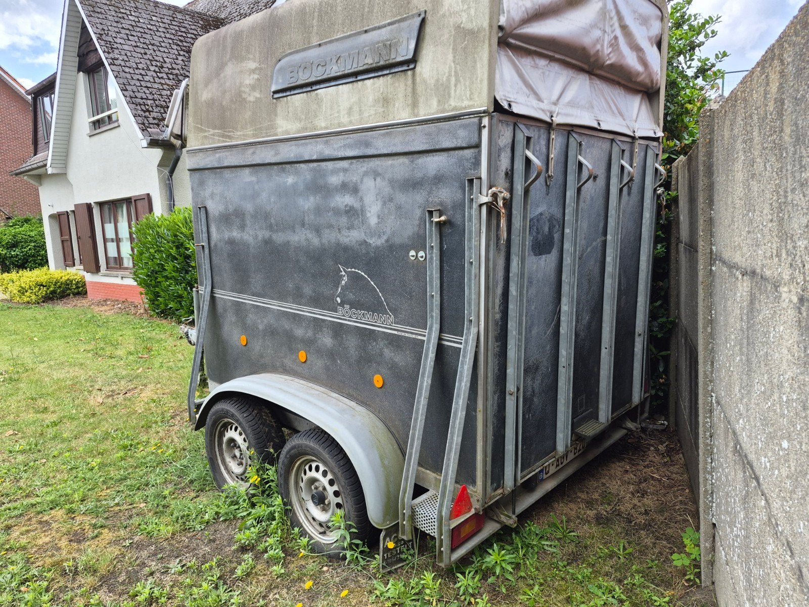 Paardenvan te koop    zo mee te nemen  dubbele as en geremd, Ophalen