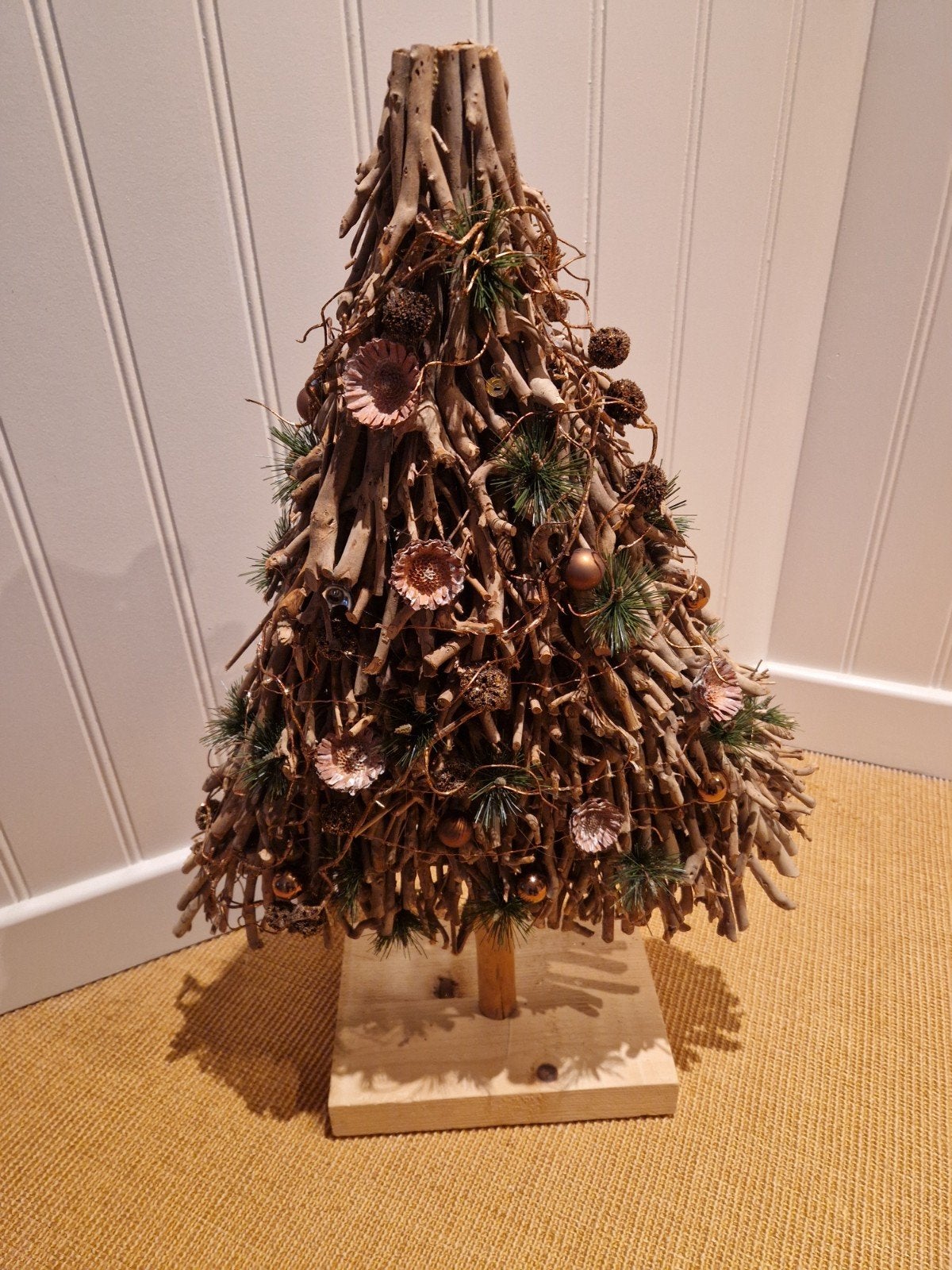 houten kerstboom met decoratie, Huis en Inrichting, Ophalen, Zo goed als nieuw
