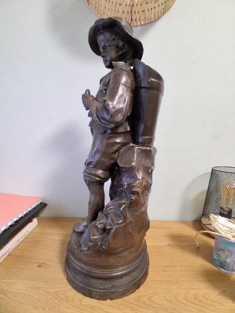 Statue en terre cuite le petit garçon pêcheur., Antiquités & Art, Antiquités | Céramique & Poterie, Enlèvement