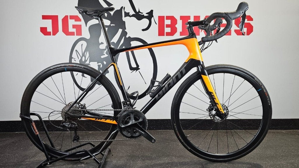 vélo de route Giant Defy Advanced 2 disc + roues en carbone, Enlèvement, Comme neuf