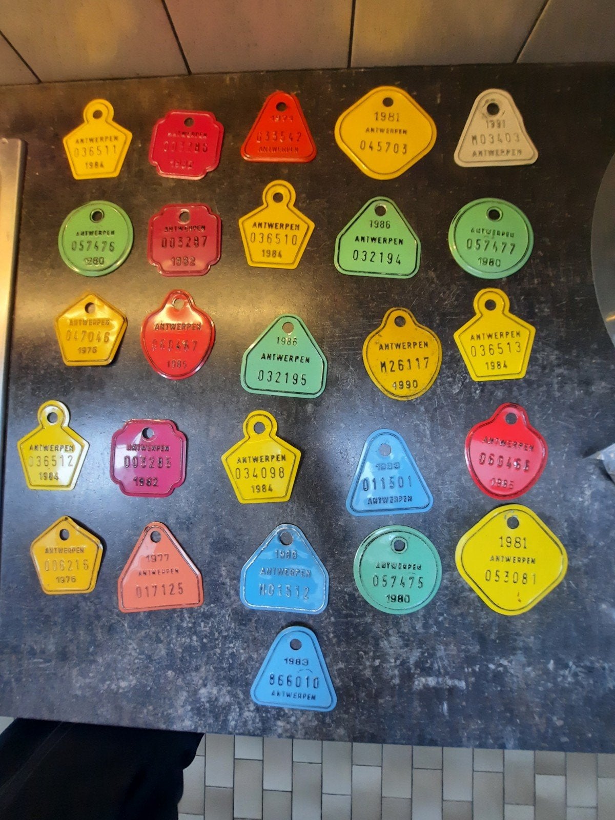 26 anciennes plaques de vélo, Enlèvement