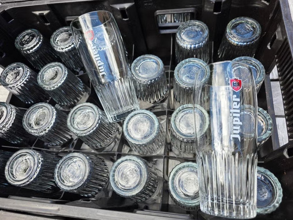 120 verres Jupiler dans 5 bacs, Collections, Enlèvement, Utilisé, Verre à bière