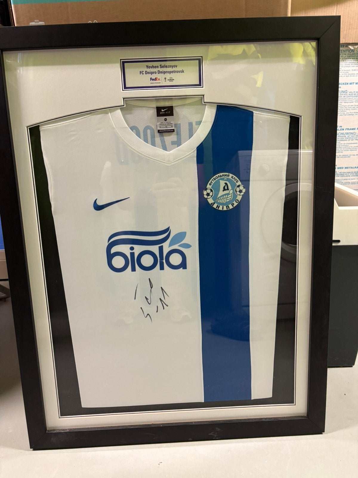 Chemise Dinamo Minsk signée et encadrée, Enlèvement ou Envoi, Neuf