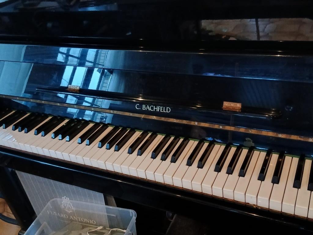 Piano Droit laqué noir C. Bachfeld, Musique & Instruments, Brillant, Comme neuf, Enlèvement, Piano