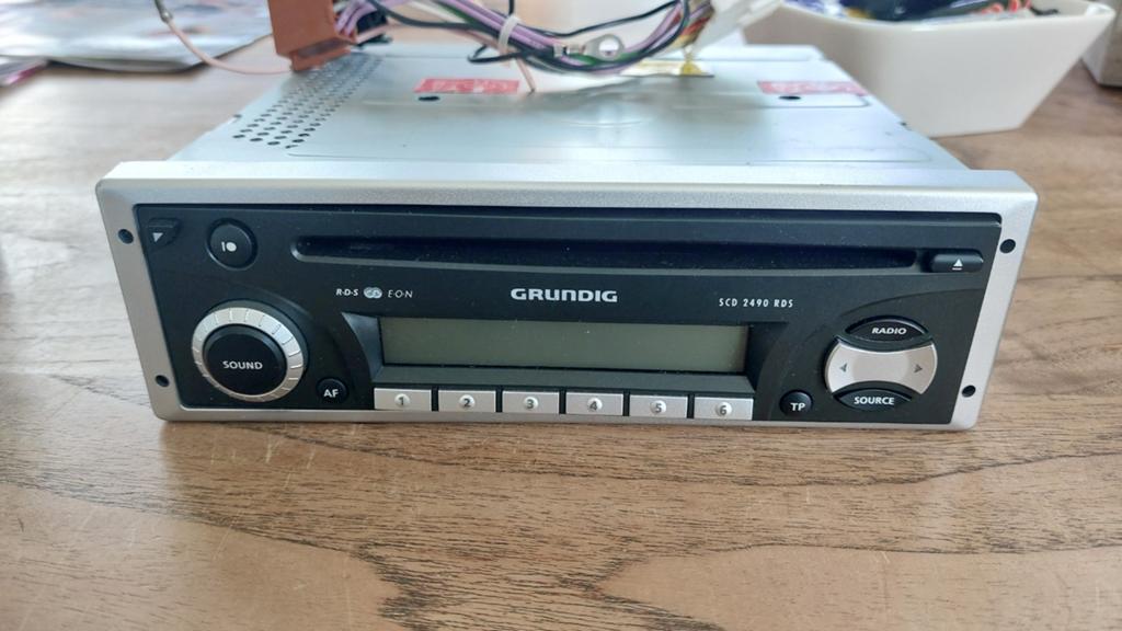 Autoradio Grundig avec lecteur CD en très bon état,, Enlèvement ou Envoi