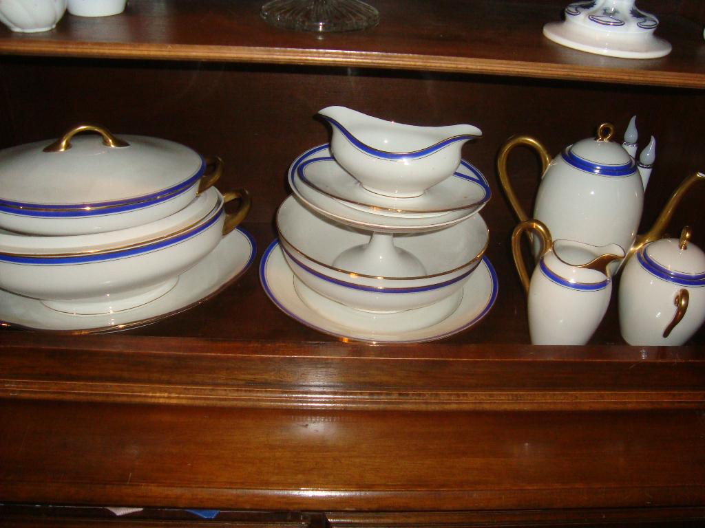 Deel van een servies in Limogesporselein., Ophalen