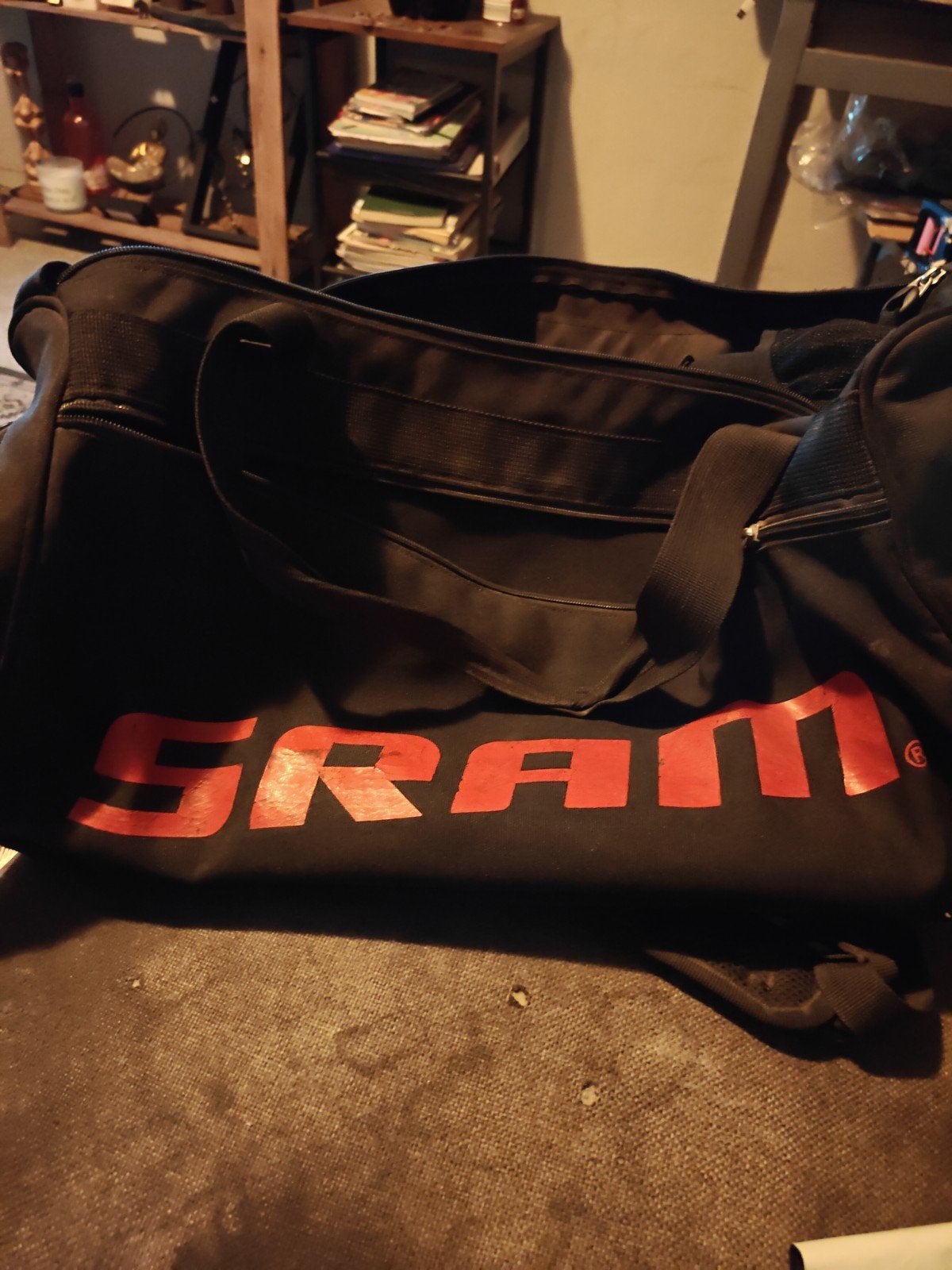 Grand sac d'entraînement sportif SRAM, Bijoux, Sacs & Beauté, Sacs | Sacs de sport, Utilisé, Enlèvement