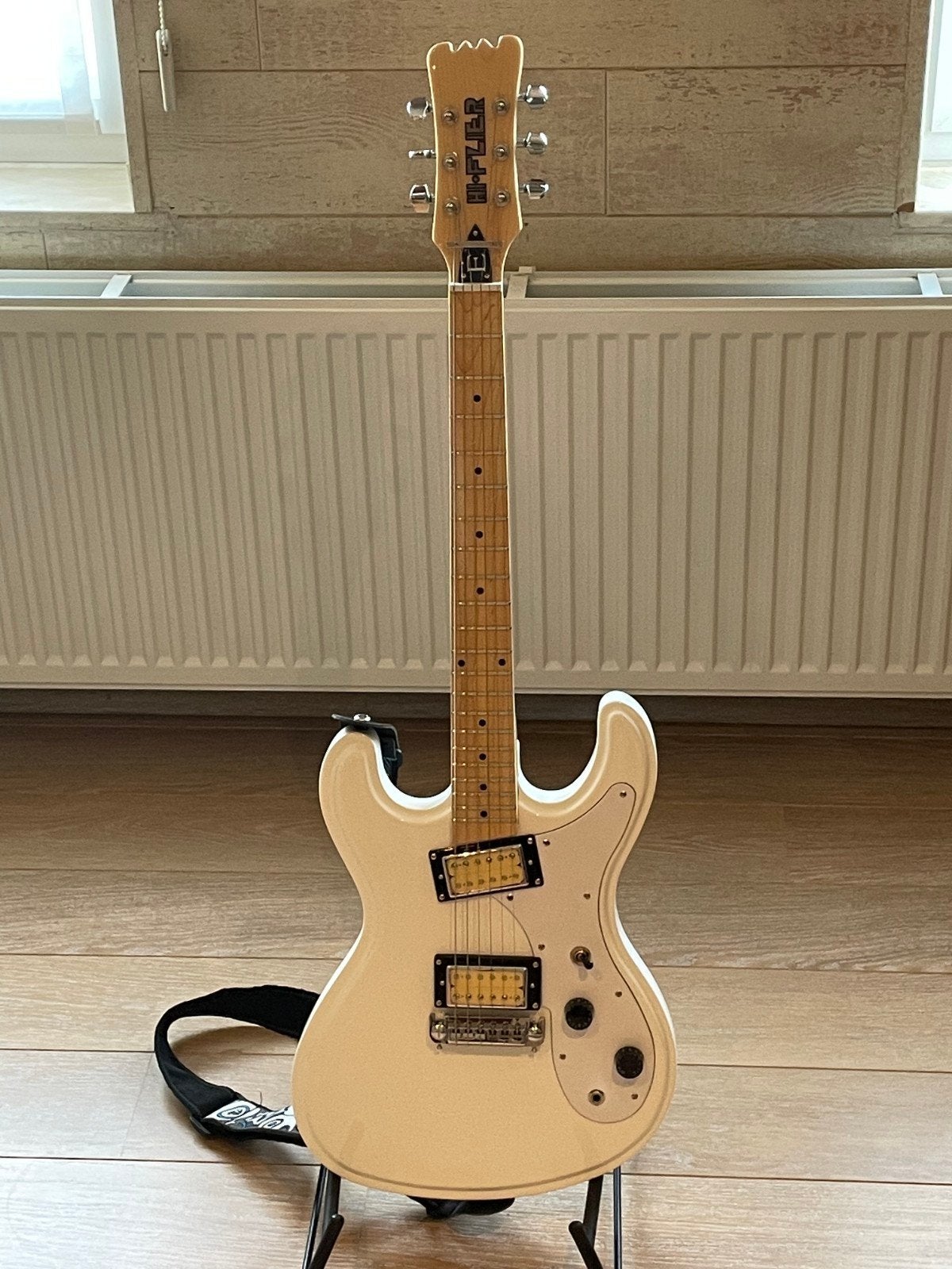 Eastwood Hi-Flier white (Univox remake), Ophalen