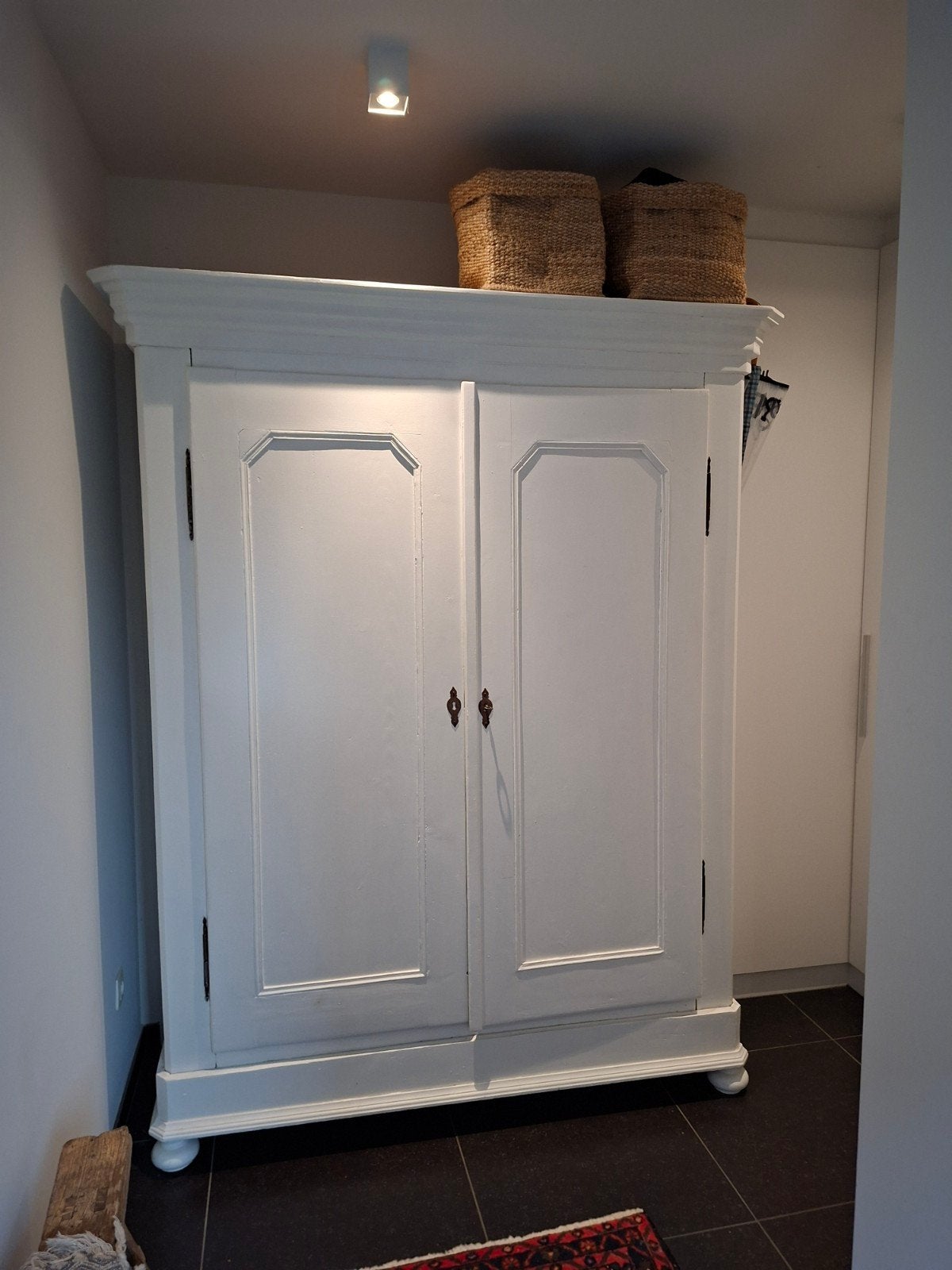 Oude antieke kleerkast, wit geverfd, Ophalen