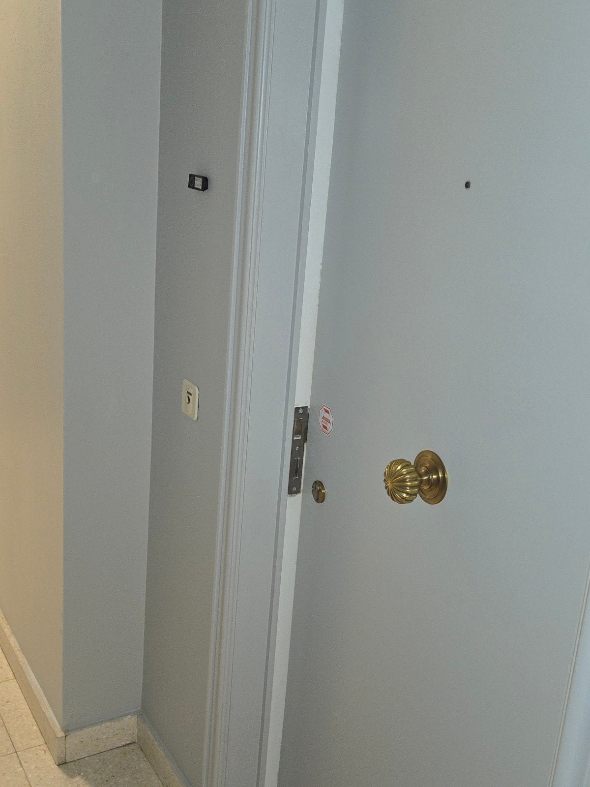 cherche peintre / menuisier indépendant ou société