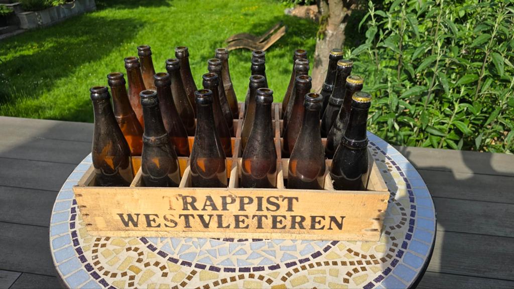 Westvleteren bak met 4 overrijpe volle flesjes, Verzamelen, Ophalen