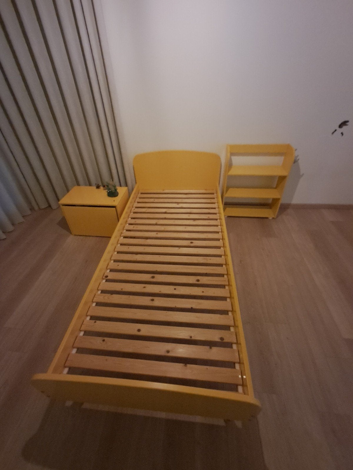 okergele kinderslaapkamer, Ophalen