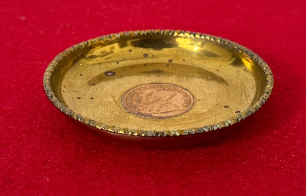 Petite Assiette en Laiton avec Pièce Inde 1912, Antiquités & Art, Antiquités | Assiettes décoratives & Carrelages, Enlèvement ou Envoi