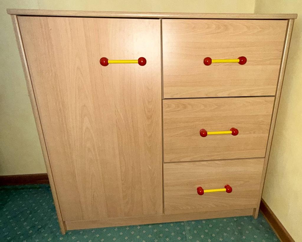 Commode/armoire enfant en bois placage pin, Enlèvement, Utilisé, Moins de 140 cm, Moins de 70 cm