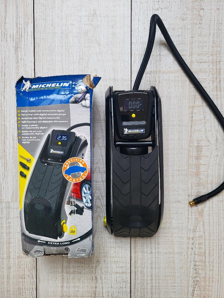 Pompe à pied numérique Michelin avec affichage de  pression, Caravanes & Camping, Envoi, Comme neuf, Manuellement