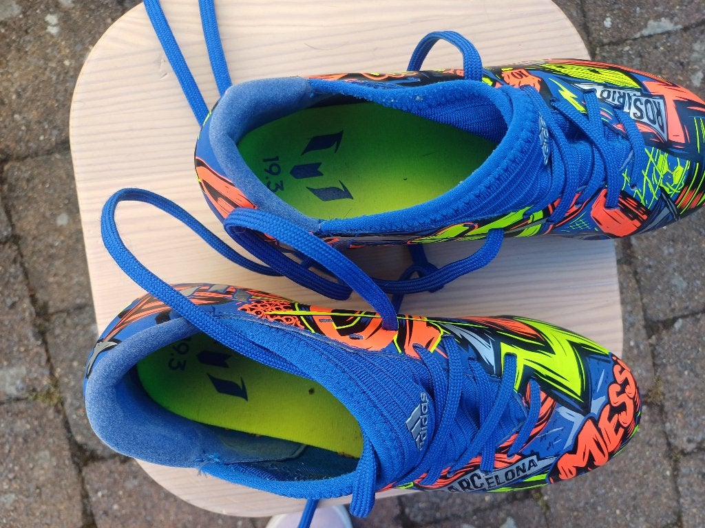 Messi Barcelaona voetbalschoen kind mt 35, Sport en Fitness, Voetbal, Ophalen of Verzenden, Zo goed als nieuw, Schoenen