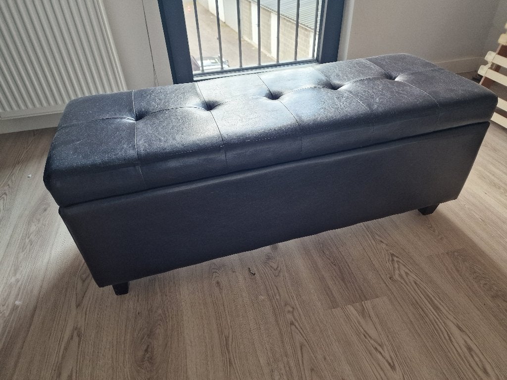 BOÎTE DE RANGEMENT LIT/REPOSE-PIEDS EN SIMILICUIR NOIR, Enlèvement ou Envoi, Comme neuf