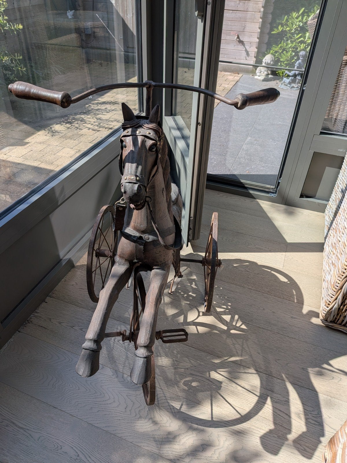 Oud paard met trappers, Ophalen