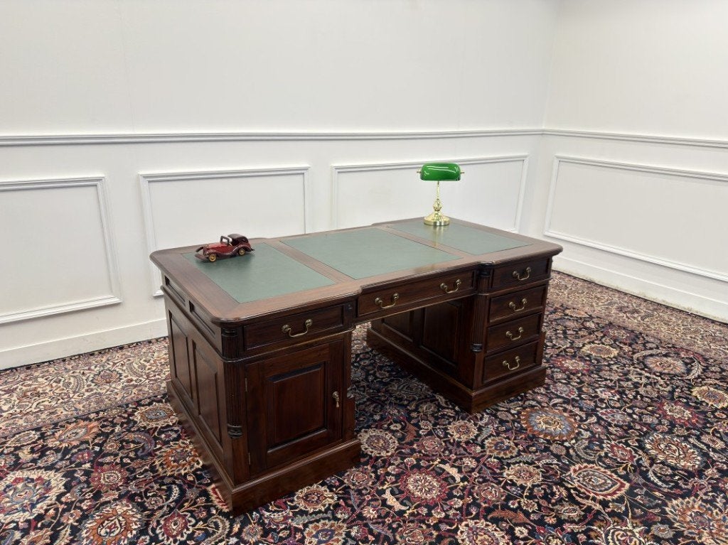 Klassiek Engels Chesterfield Bureau Partnerdesk, Antiek en Kunst, Antiek | Kantoor en Zakelijk, Ophalen