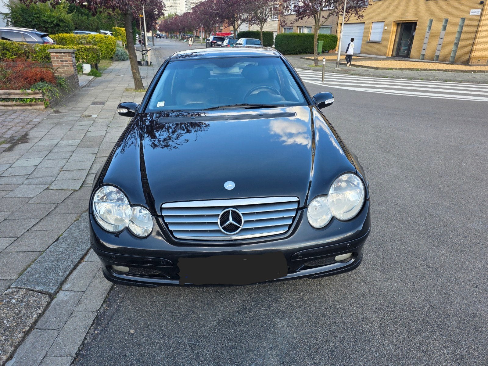 Mercedes c180 benzine AUTOMAAT bouwjaar 2002 km 239.000, Automaat, Parkeersensor, Zwart, Zwart