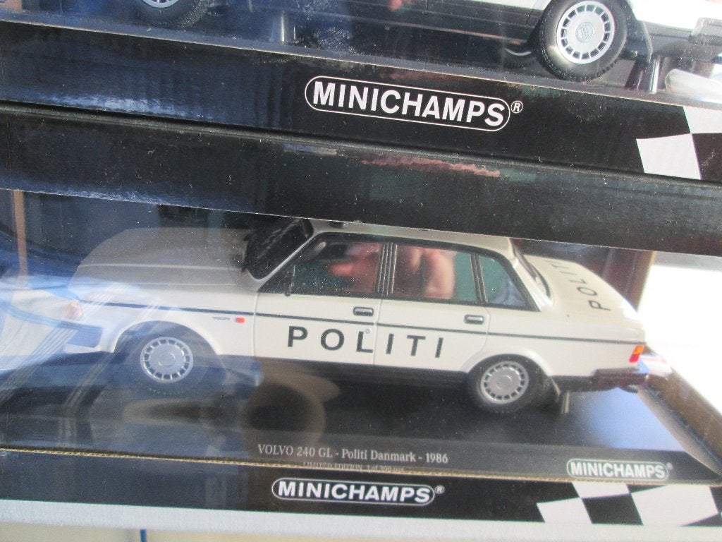 Volvo 240 GL Polizei Dänemark Limit 300 Minichamps 1:18, Ophalen of Verzenden, Zo goed als nieuw, Auto, MiniChamps