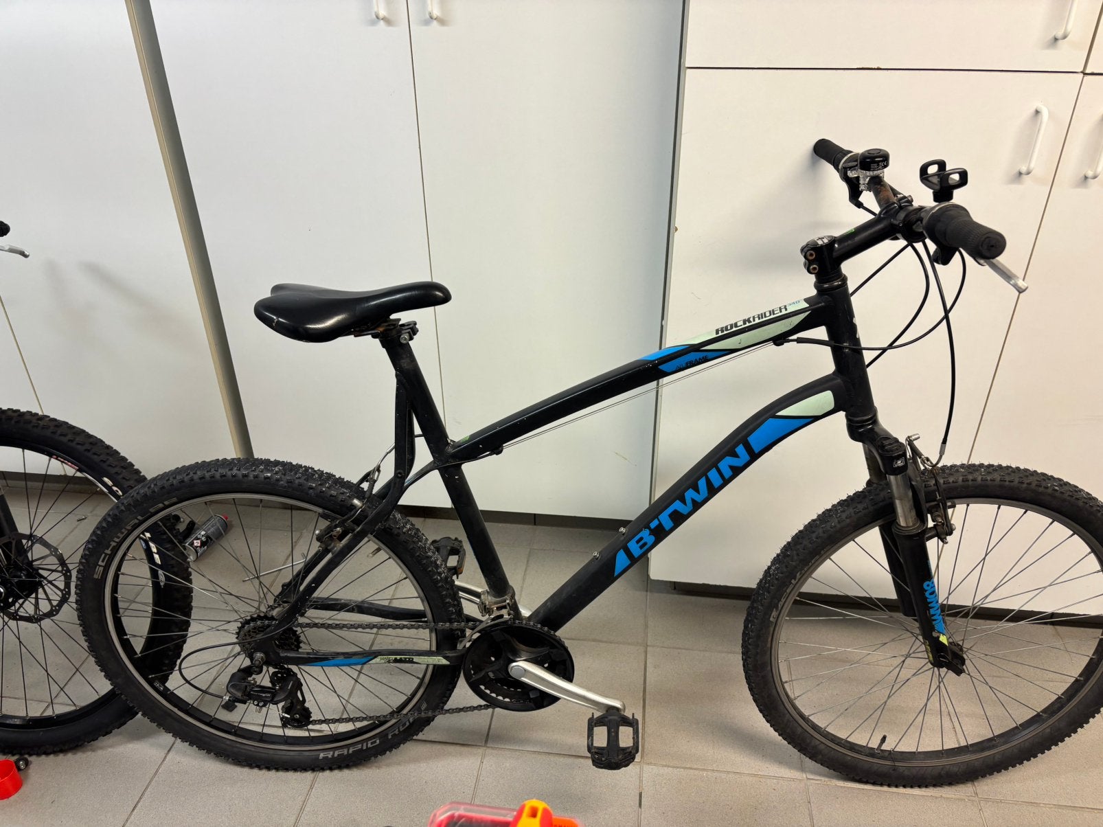 B-twin 340 rockrider 27inch, Vélos & Vélomoteurs, Vélos | VTT & Mountainbikes, Autres marques, Frein sur jante, Enlèvement, Hommes