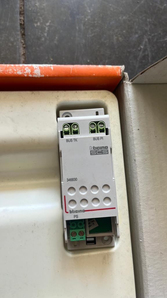 Legrand 346830 video-adapter voor video-intercom 2 draden, Doe-het-zelf en Bouw, Ophalen, Zo goed als nieuw
