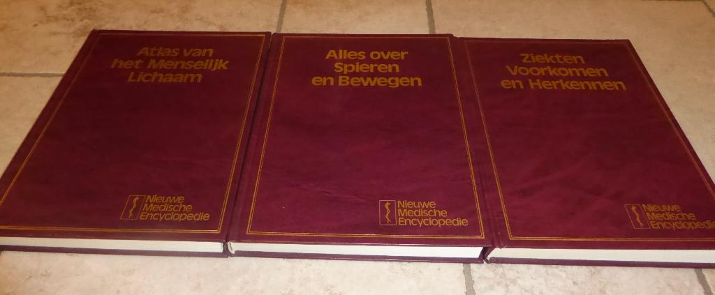 Nieuwe Medische Encyclopedie/ 3 boeken, Boeken, Ophalen, Zo goed als nieuw