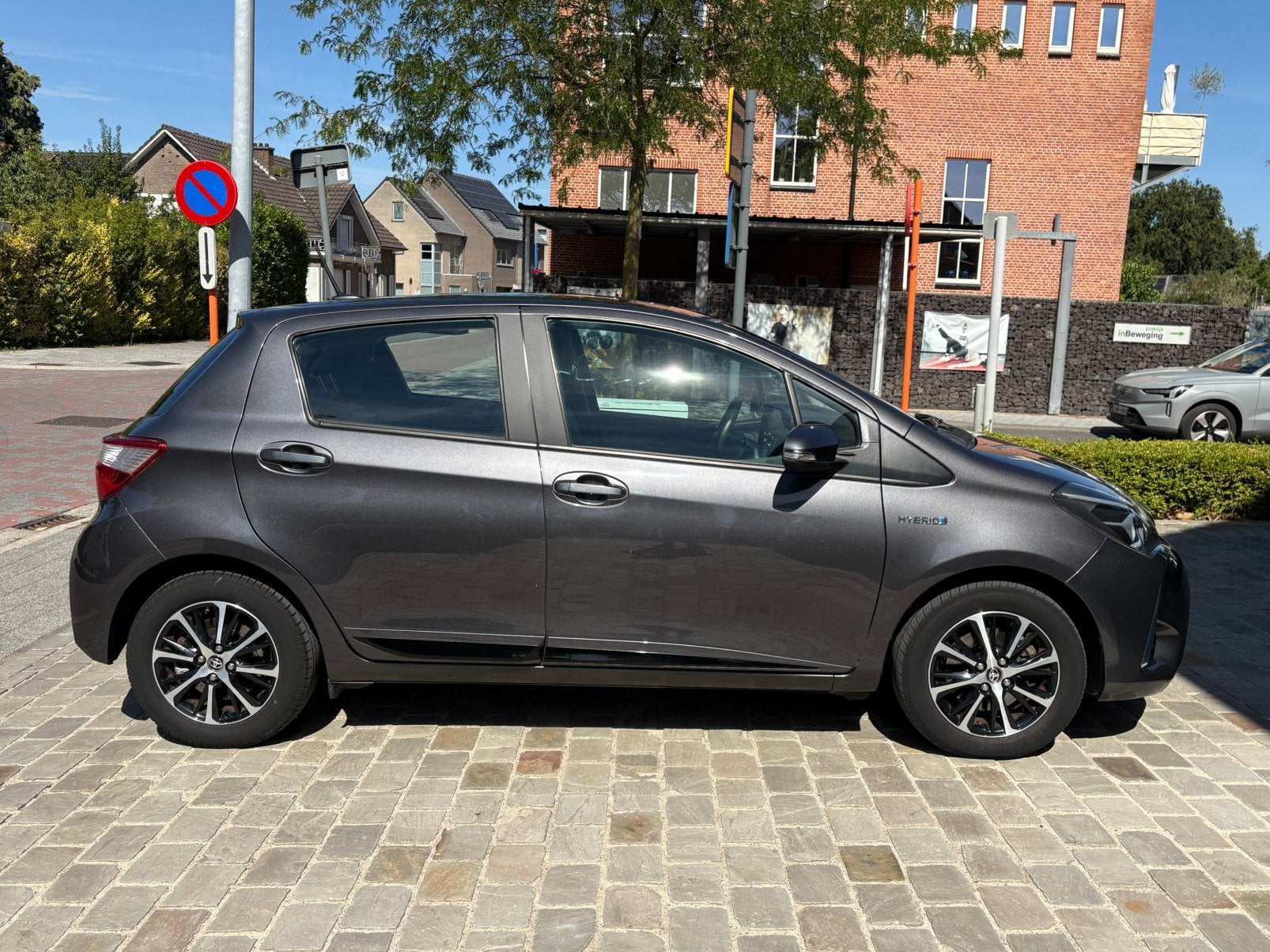 Toyota Yaris Hybrid 1.5, Auto's, Euro 6, Dealer onderhouden, Yaris, Zilver of Grijs