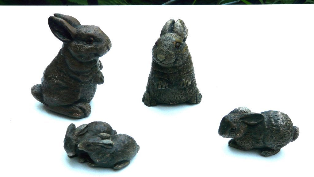 beeldjes van konijntjes in steen - groepje van vier stuks, Ophalen of Verzenden, Gebruikt