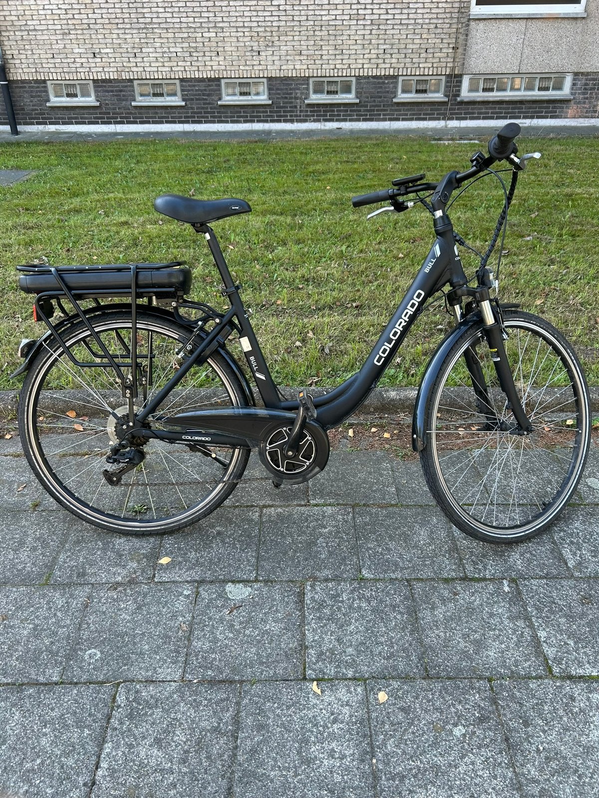 Colorado elektrische fiets – middenmotor – slechts 1000 km, Fietsen en Brommers, Ophalen, Zo goed als nieuw, 50 km per accu of meer