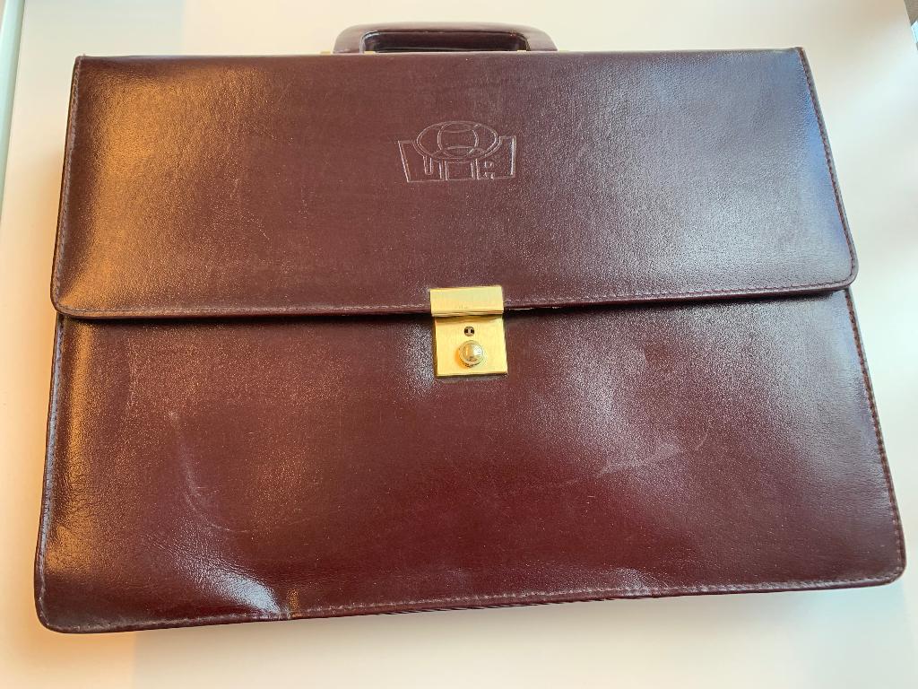 Élégante mallette, Bijoux, Sacs & Beauté, Sacs | Cartables, Porte-documents ou Cartable, 30 à 40 cm, 30 à 40 cm, Cuir, Enlèvement ou Envoi