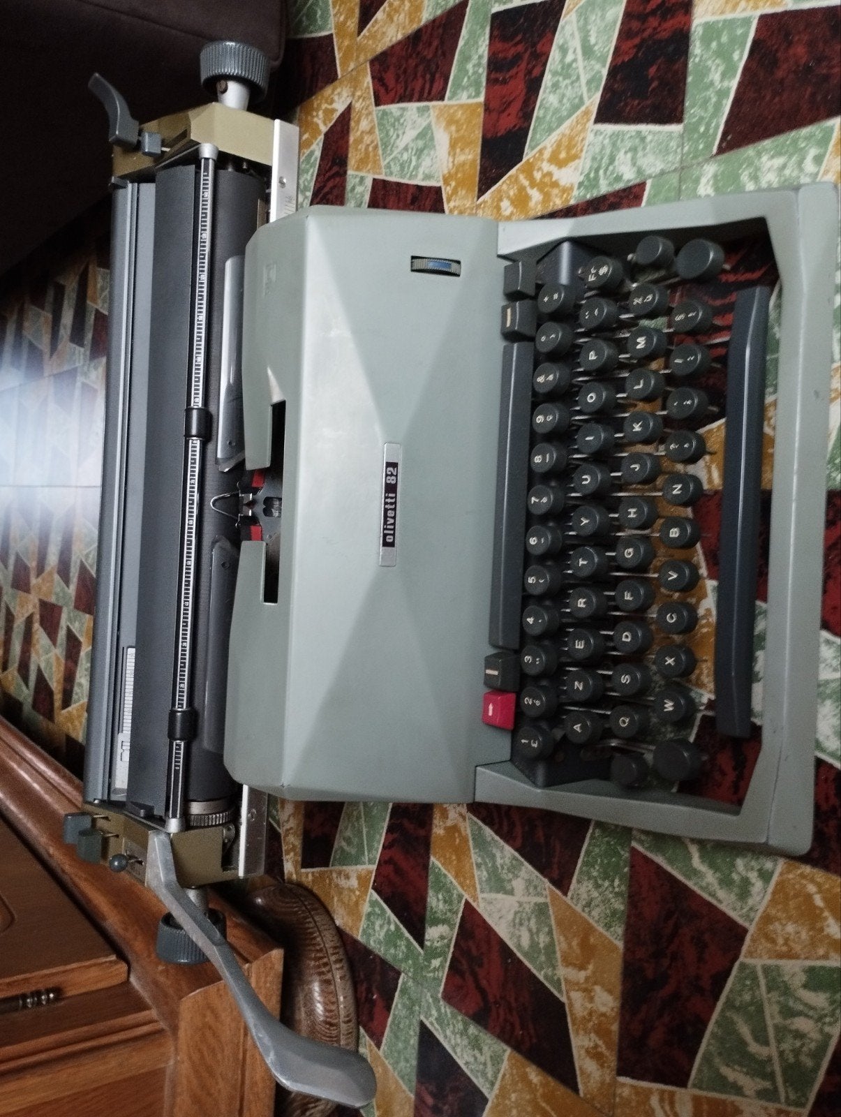 een antieke typmachine voor anticeers verzamelaars kleur gri, Divers, Machines à écrire, Enlèvement