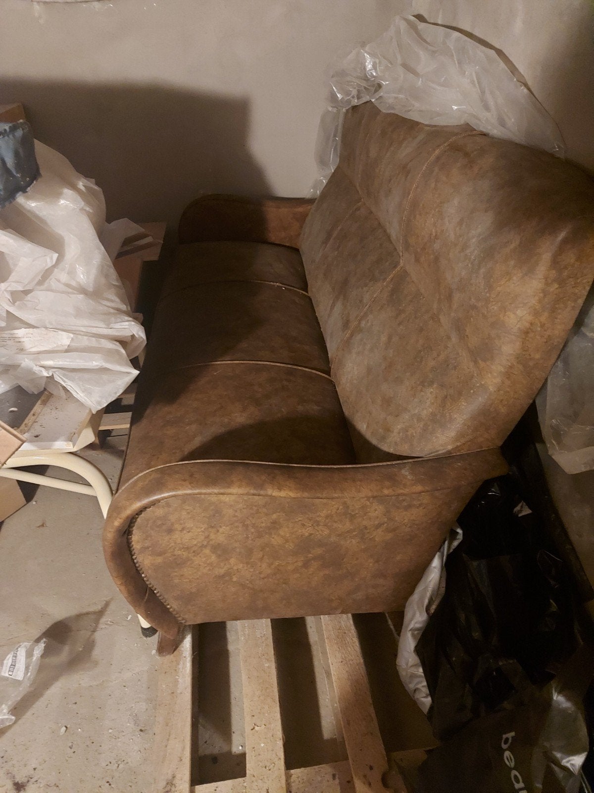 vintage tan ledere bank met messing nageltopversiering, Huis en Inrichting, Zetels | Zetels, Ophalen, Gebruikt, Tweepersoons, Leer