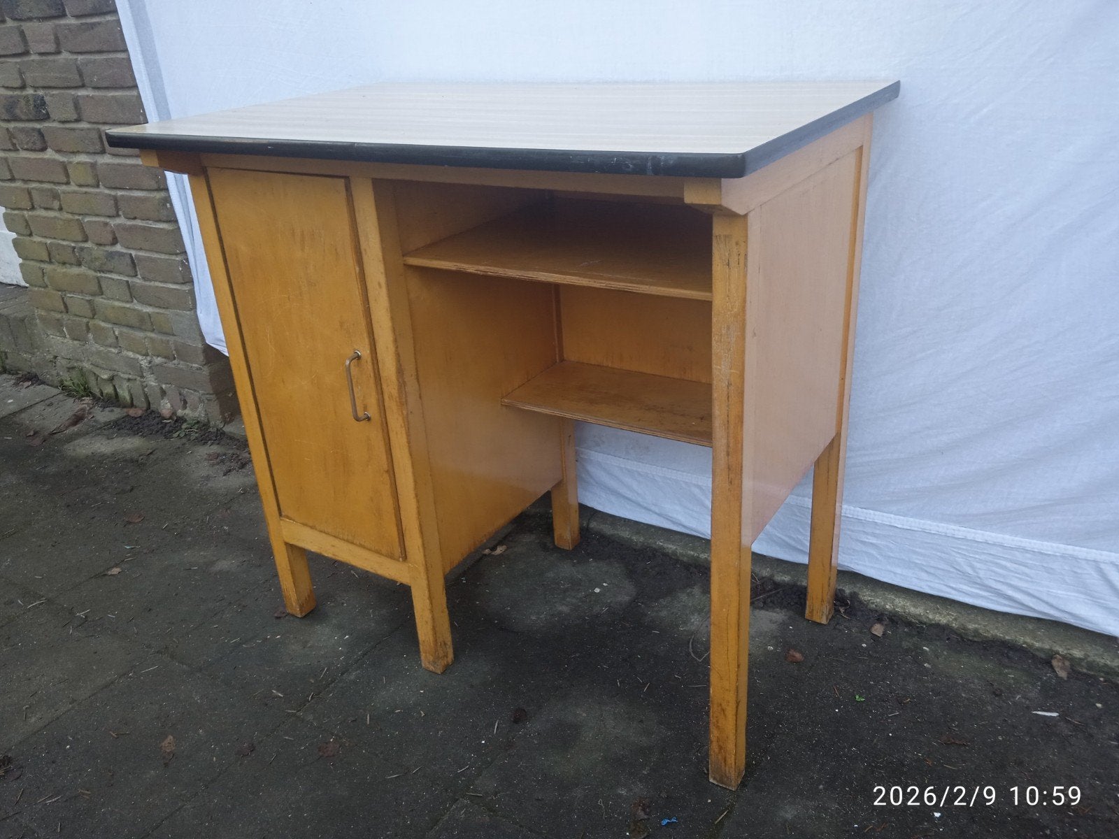 Bureau des années 1950 avec feuille de formica jaune, Enlèvement