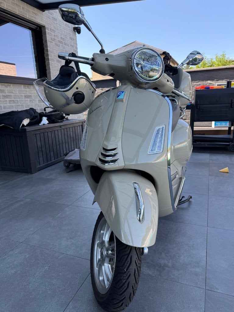 Vespa GTS 125cc - Beige, Vélos & Vélomoteurs, Cyclomoteurs | Vespa, Enlèvement, Comme neuf