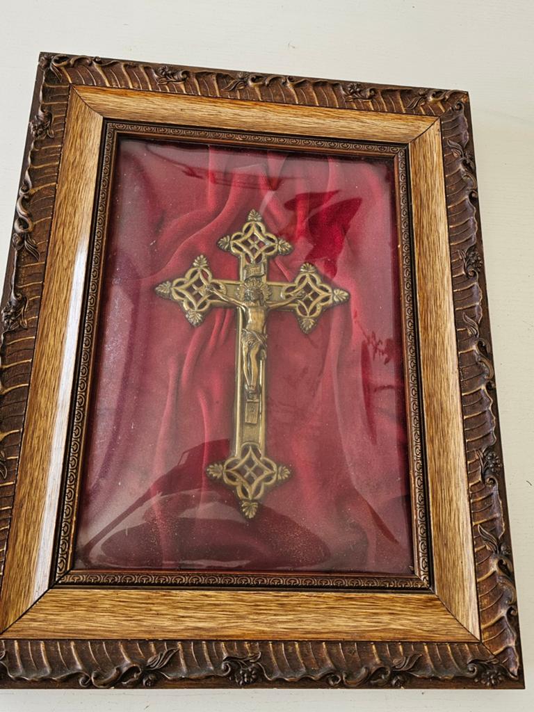 Mooi groot antiek kruisbeeld achter bol  glas in lijst, Antiek en Kunst, Ophalen of Verzenden