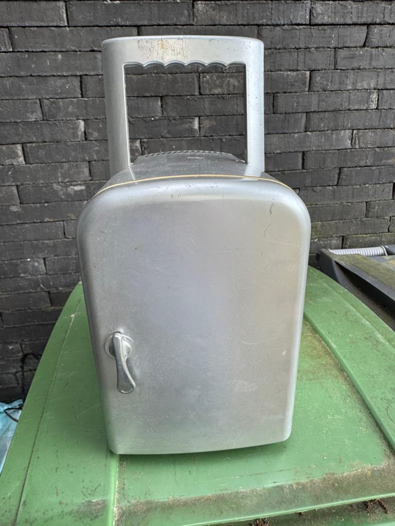 Gratis 12v frigo, blikken potten Hoegaarden etc, Collections, Enlèvement, Utilisé