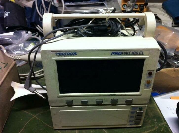 Vital signs monitor Pro Paq (oud type) met enkele toebehoren