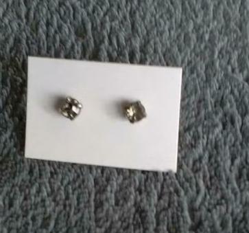 Petites boucles d'oreilles grises, Bijoux, Sacs & Beauté, Boucles d'oreilles, Puces ou Clous, Enlèvement ou Envoi, Comme neuf