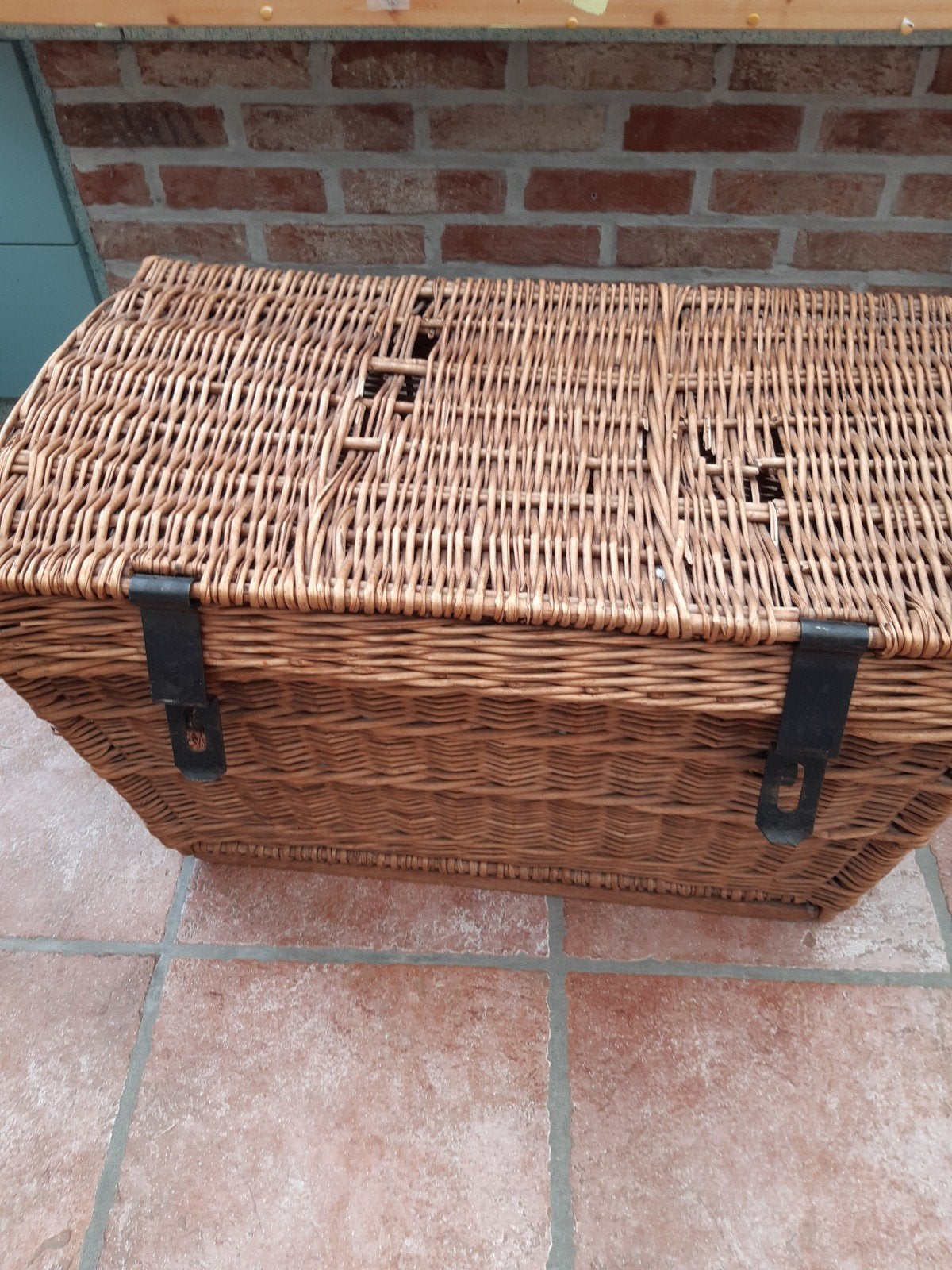 Wilgentenen opbergmand met metalen sluiting., Huis en Inrichting, Ophalen
