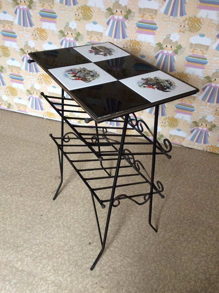 Vintage smeedijzeren bijzettafel met lectuurrek en tegelblad, Huis en Inrichting, Tafels | Bijzettafels, Gebruikt, Rechthoekig