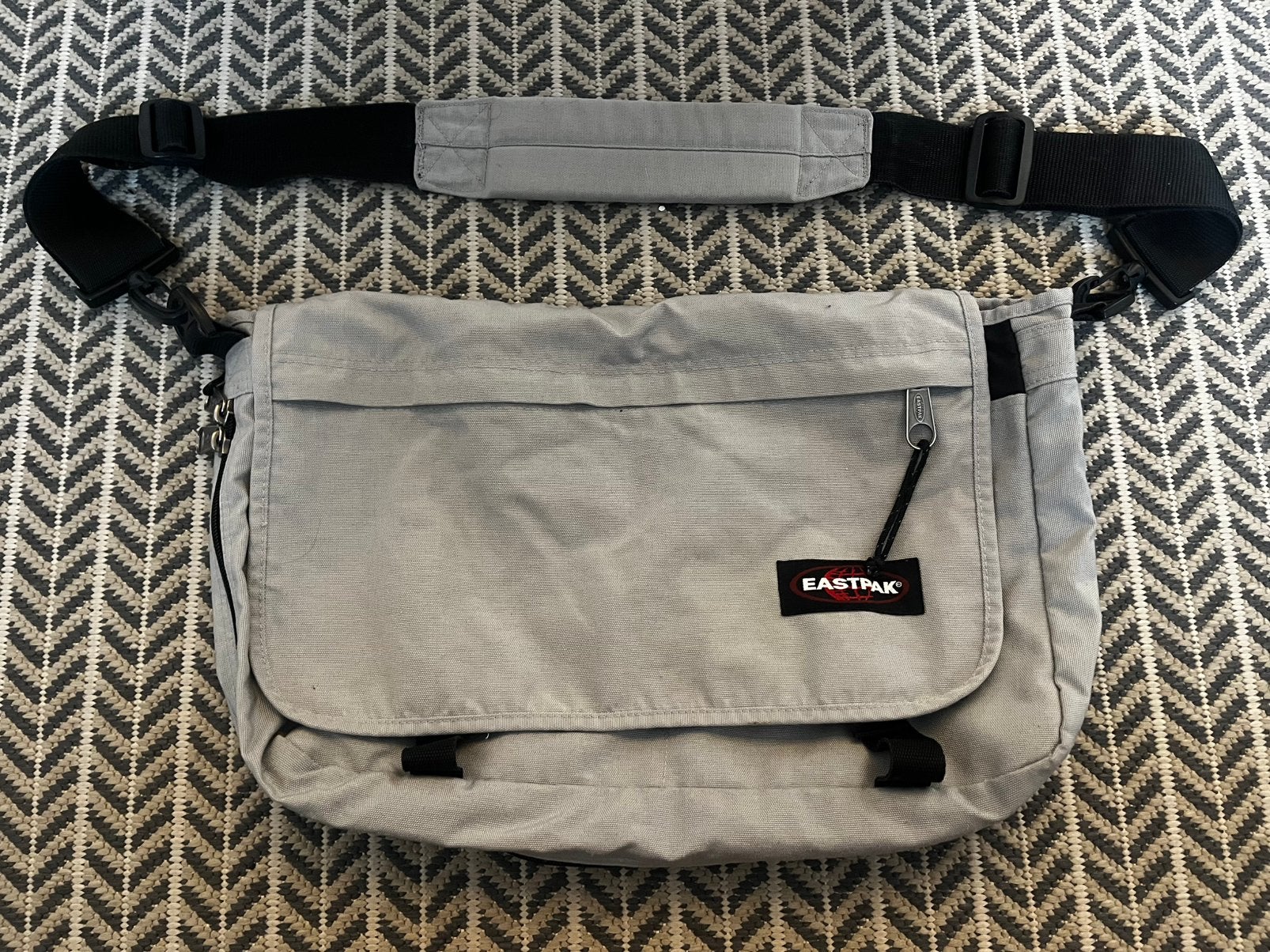 Sac EASTPAK bandouillère gris clair, Ophalen, Gebruikt, Grijs