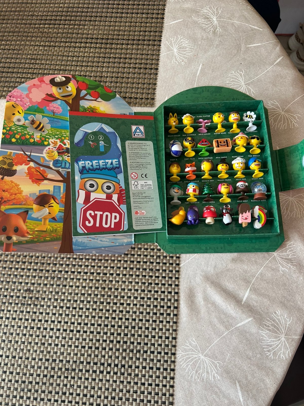Volle box emojis aldi 2026, Ophalen of Verzenden, Zo goed als nieuw