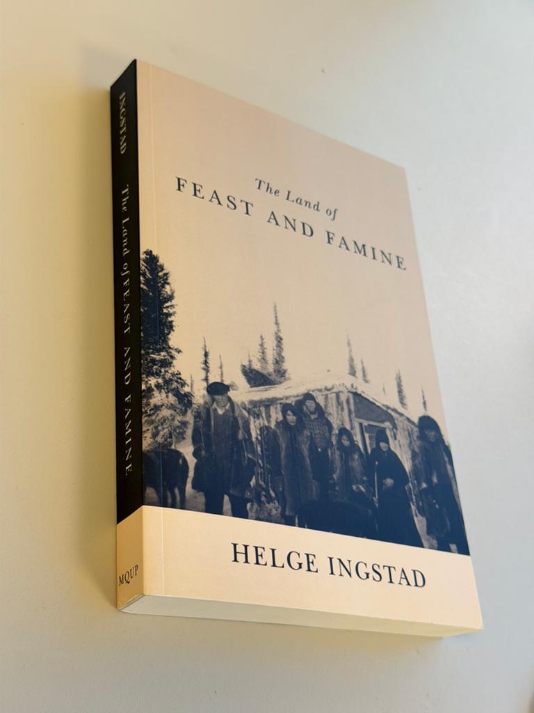 Le pays de la fête et de famine Nouveau livre Helge Ingstad, Livres, Récits de voyage, Enlèvement ou Envoi, Neuf