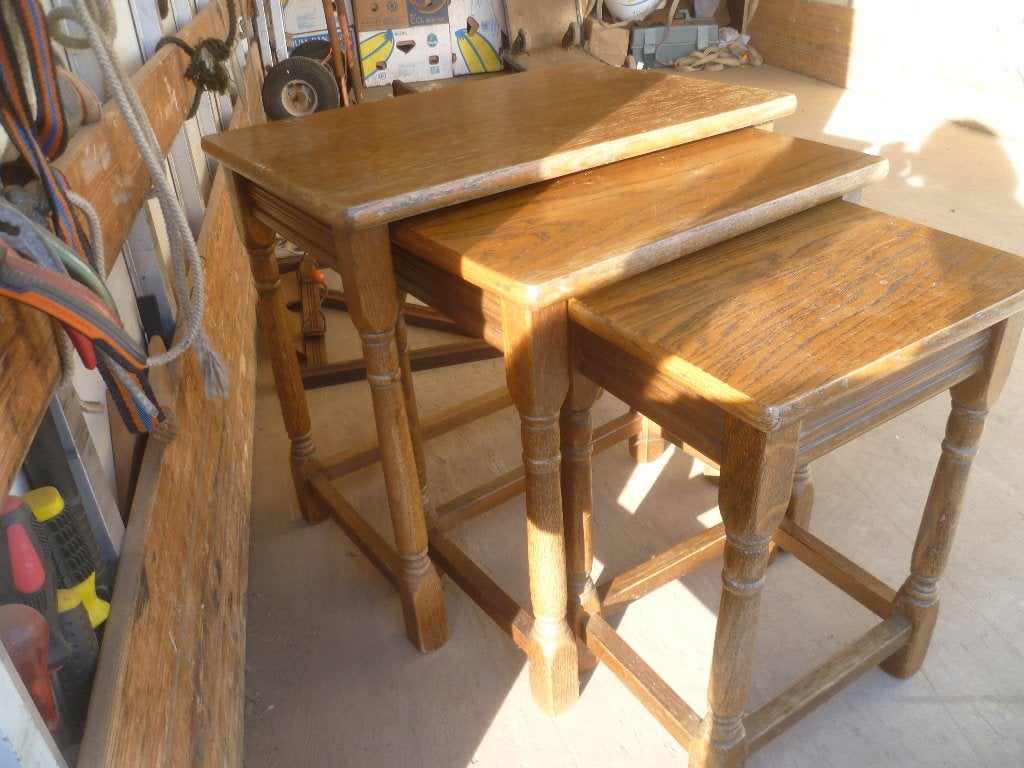SET VAN 3 EIKEN BIJZETTAFELTJES, Ophalen