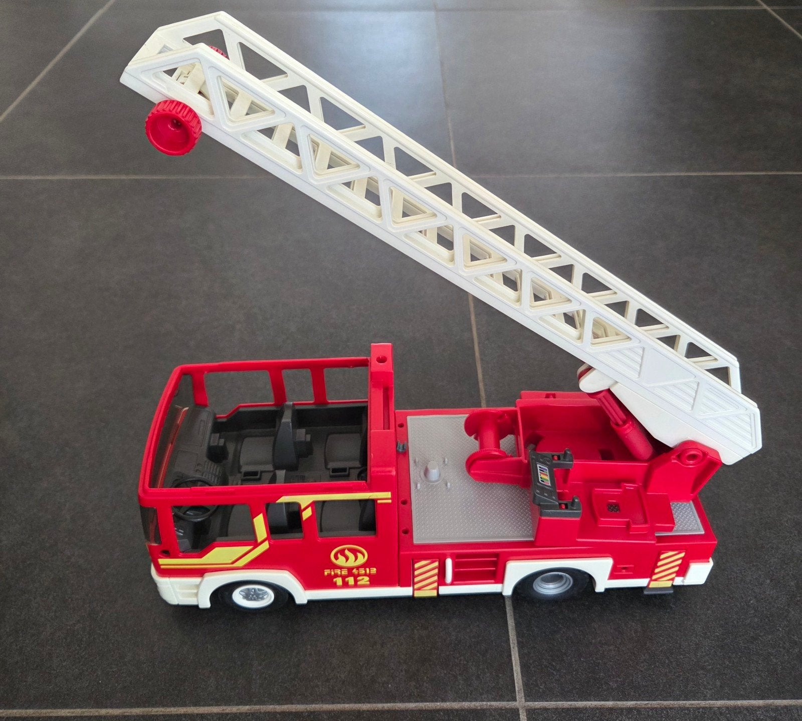 Grote brandweerwagen met uitschuifbare ladder, Ophalen