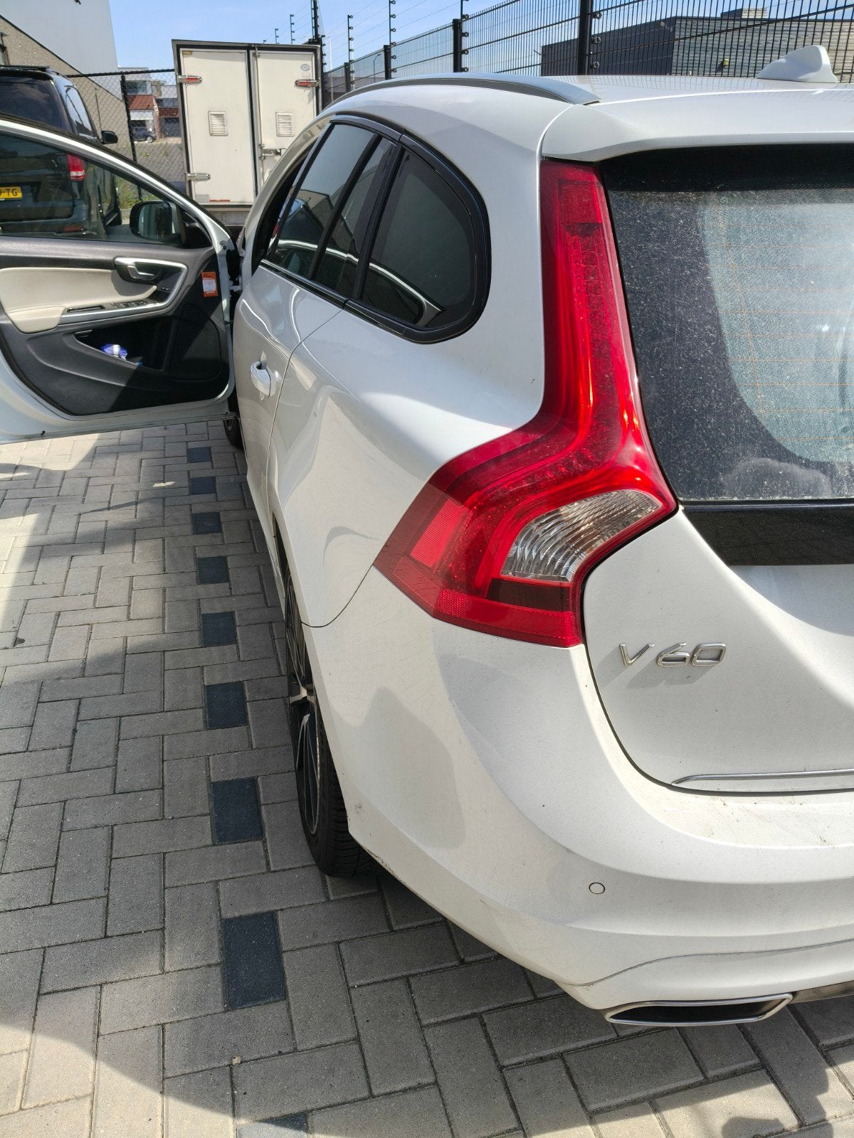 Goede Volvo v60 d5 fine auto, verkoop ivm aanschaf Bus, Auto's, Automaat, Euro 6, 1850 kg, Wit
