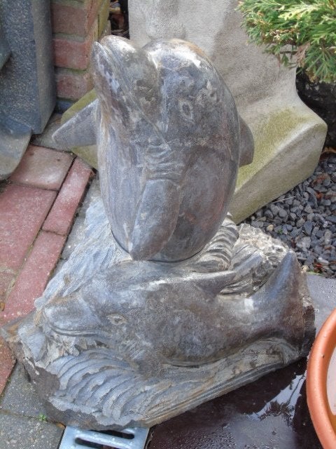 statue 2 dauphins taillé dans la pierre bleu ..., Jardin & Terrasse, Enlèvement, Neuf, Pierre, Animal